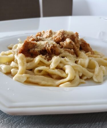 Massa Caseira ao Molho de Frango